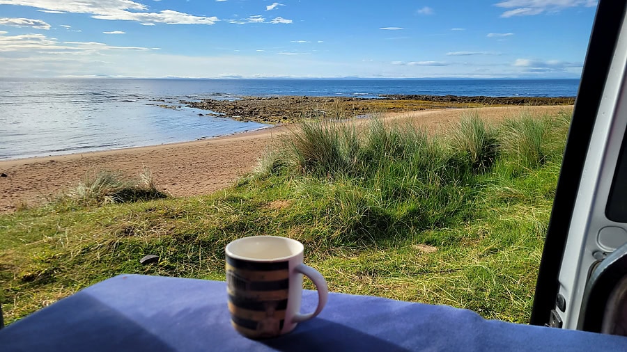 Blick aus dem Campervan vom Camping in Lothbeg