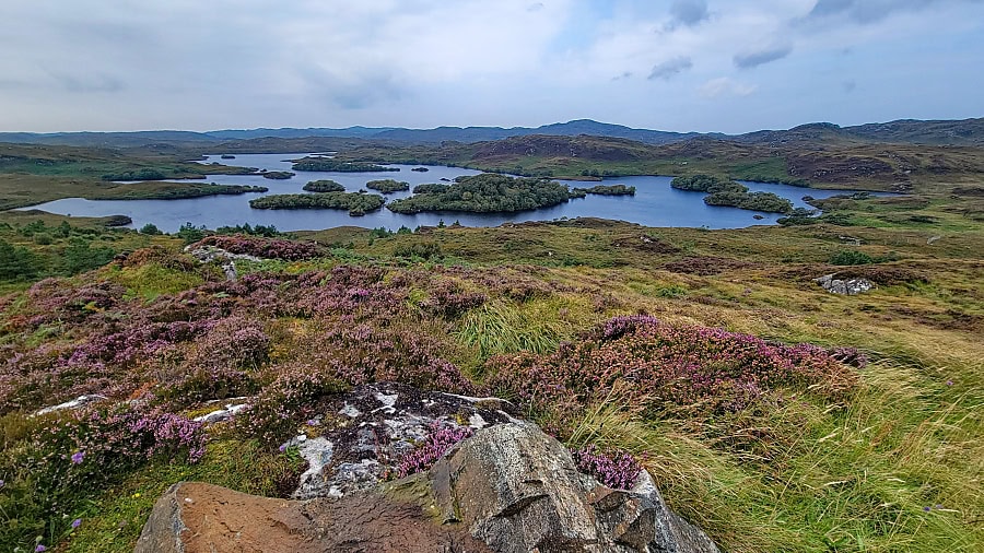 Ausblick über Loch Beannachd und das Inland von Assynt