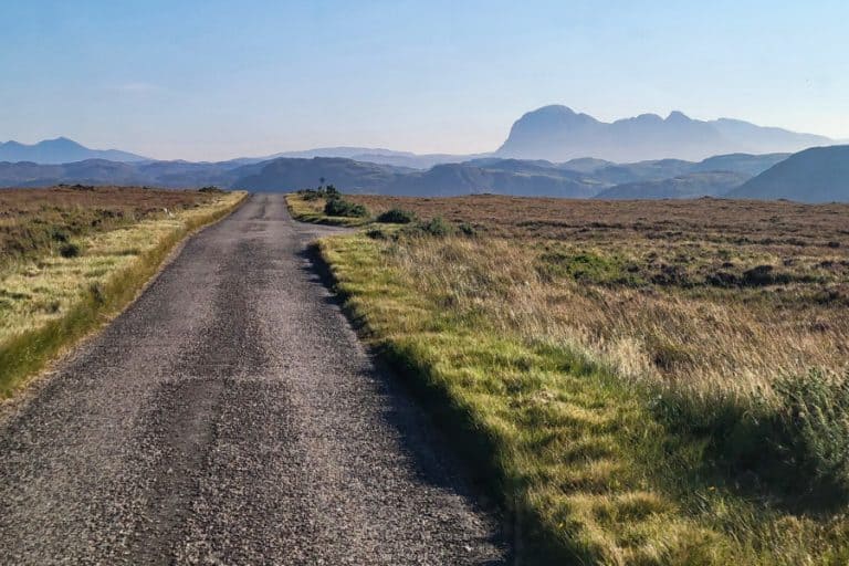 Single Track Road in den schottischen Highlands