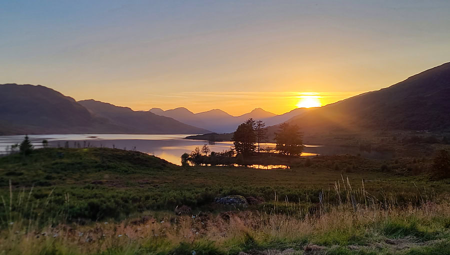 Loch Arklet und die Berge von Loch Lomond im Abendlicht