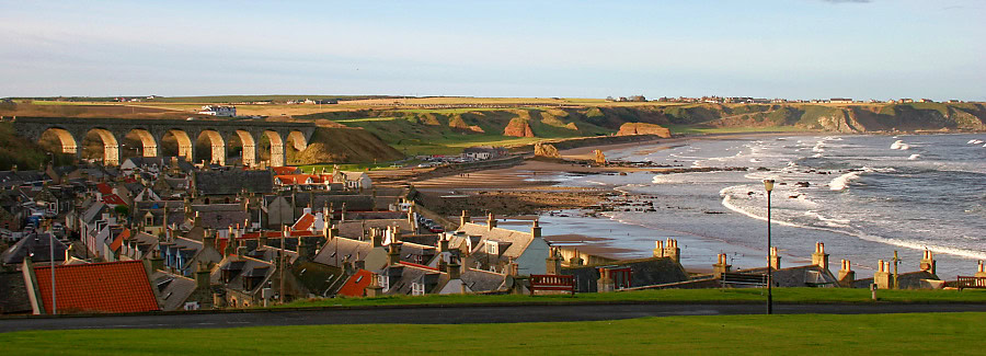 Cullen Bay, Lucascullen, CC BY-SA 3.0, https://commons.wikimedia.org/w/index.php?curid=35190832