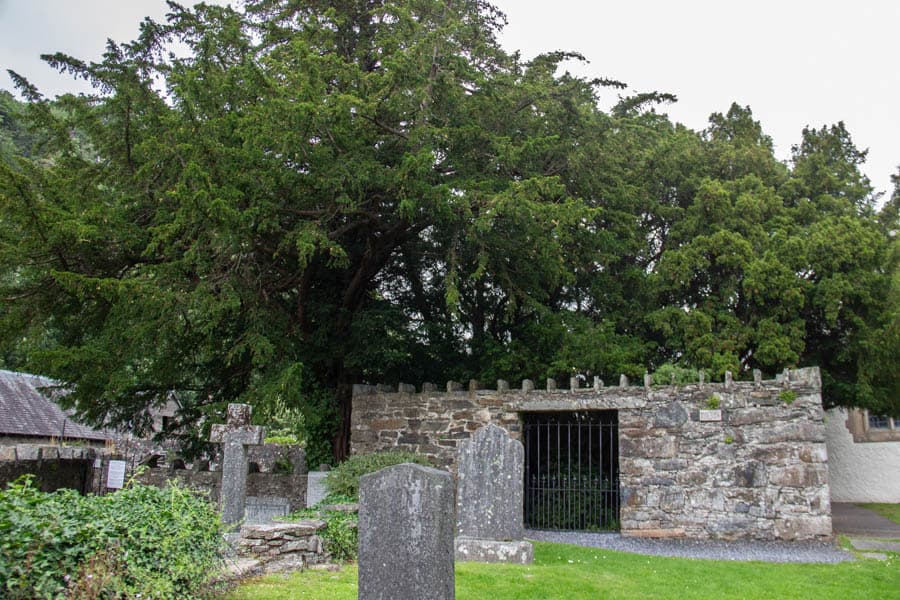 Die Eibe von Fortingall und Kirche