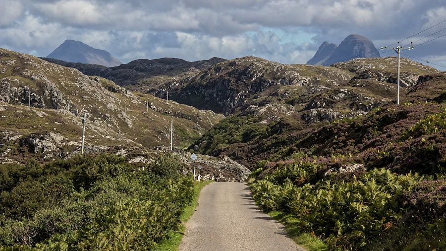 Single Track Road zwischen Clachtoll und Lochinver - Blick auf Canisp und Suilven