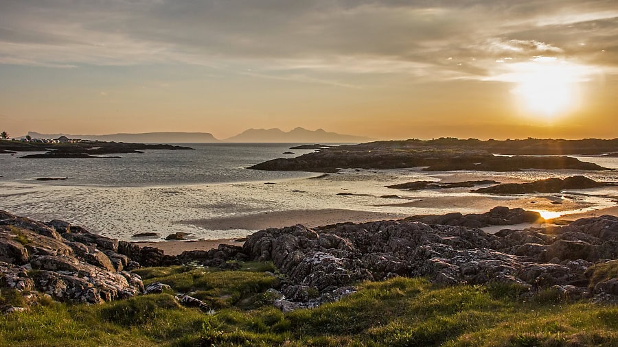 Sonnenuntergang an der Morar Coast mit Blick auf Rùm und Eigg
