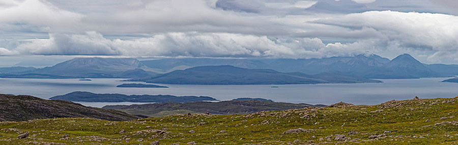 Blick vom Bealach na Bà auf Rassay und die Berge von Skye