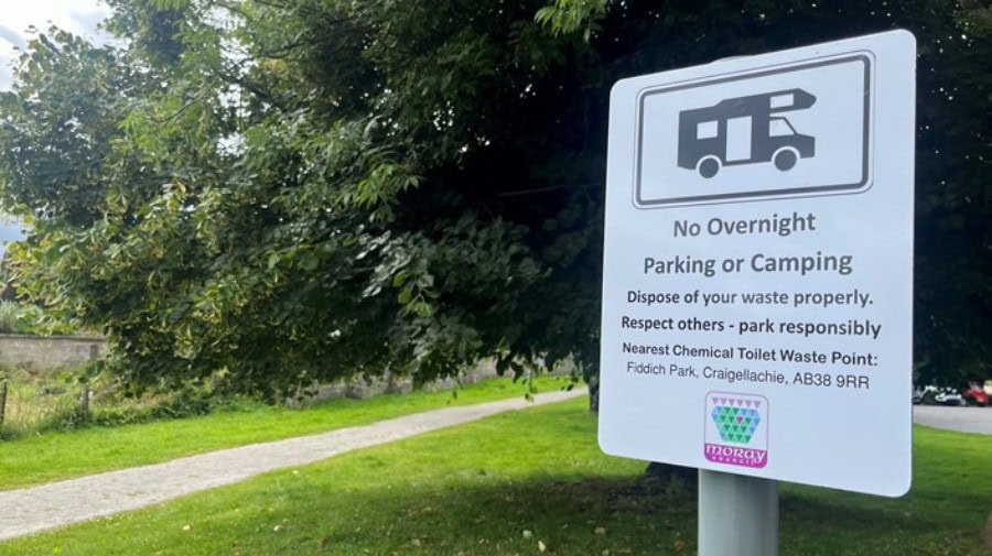 Verbotsschild: Parken und Campen sind hier verboten