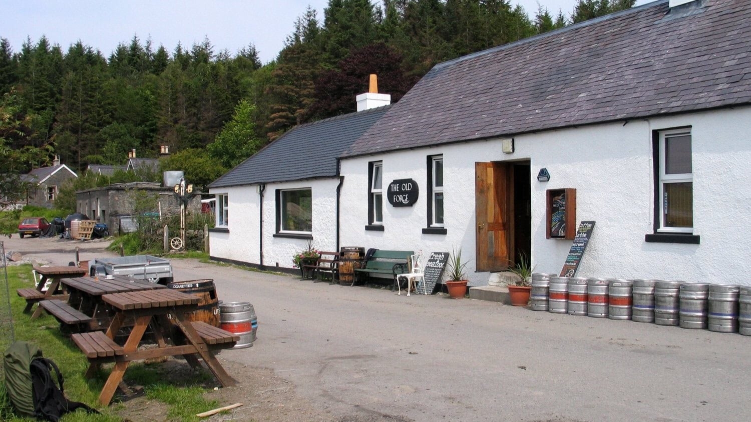 Road to the Isles - Von Glenfinnan bis Mallaig 3 Pub in Inverie - Photo © Trevor Littlewood (cc-by-sa/2.0)