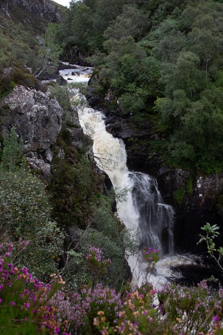 NC500 - Wasserfall von Inverkirkaid