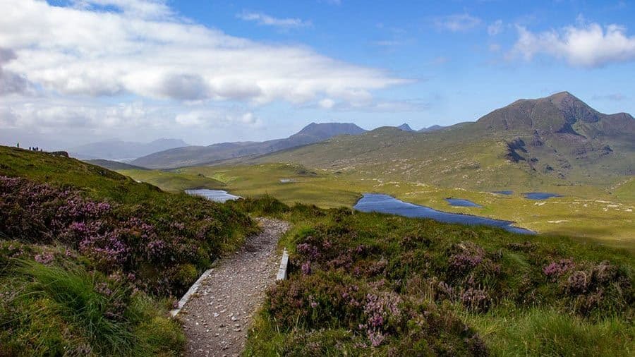 NC500 - Knockan Crag, Blick auf Cul Mòr, Cul Beag und dazwischen die Spitze von Stac Pollaidh
