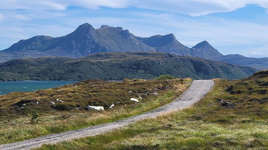 NC500 - Straße um den Kyle of Tongue mit Ben Loyal im Hintergrund