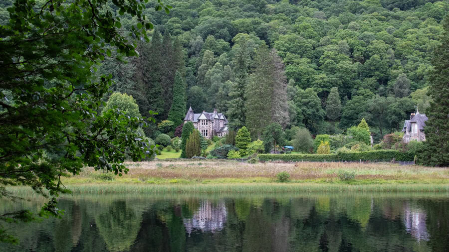 Die Top 20 Sehenswürdigkeiten in Schottland 3 Top 20 Sehenswürdigkeiten - Cottage am Loch Ard