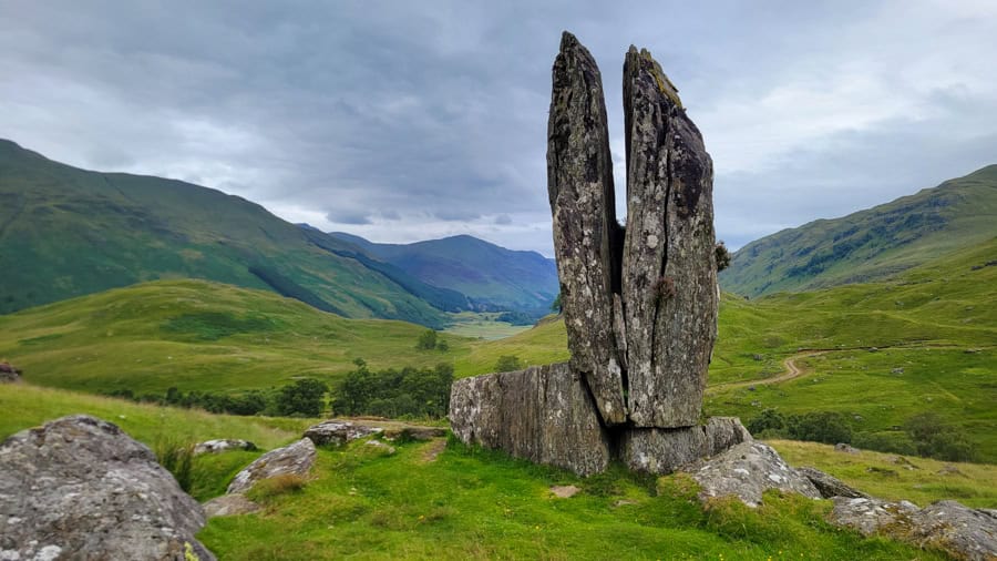 Die Top 20 Sehenswürdigkeiten in Schottland 7 Top 20 Sehenswürdigkeiten - Praying Hands of Mary, Fionn's Rock