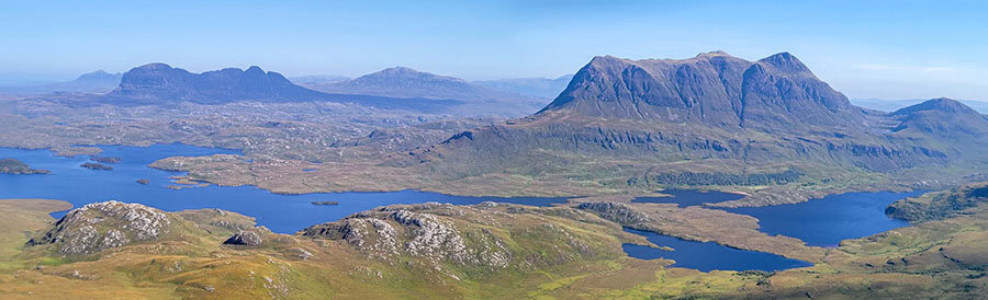 NC500 - Blick vom Stac Pollaidh auf Assynt. Im Hintergrund Cul Mòr, Canisp, Suilven und Quinag
