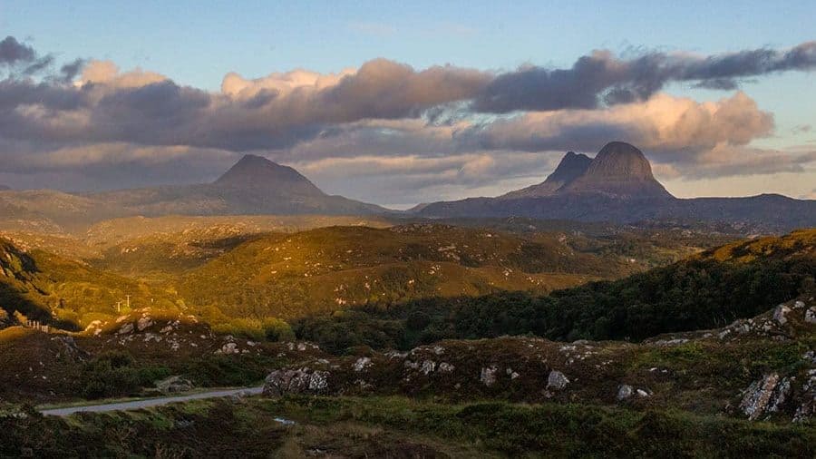 NC500 - Blick auf Canisp und Suilven im Abendlicht am Strone Viewpoint